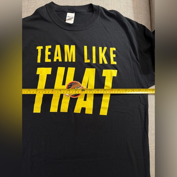 NWOT ‘TEAM LIKE THAT’ Black T-Shirt Canucks Logo on front - Picture 8 of 11
